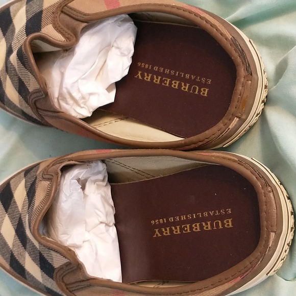 BURBERRY  SLIP ON'S - Picture 2 of 10